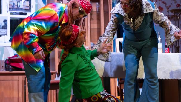 <p>Das Stück isteine gelungene Adaption des Dreiakters „Leberkäs' und rote Strapse“ von Regina Rösch.</p>