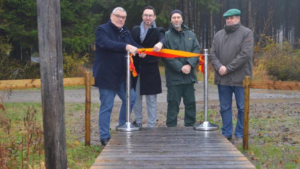 <p>Im Beisein von Claude Klenkenberg (Provinzabgeordneter), Jérôme Aussems (Tourismusföderation), Joël Verdin (Forstamt) und Benoît Baudry (Unternehmer) wurde der neue Holzsteg bei Botrange eingeweiht.</p>