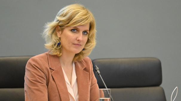 <p>Céline Tellier im wallonischen Parlament.</p>