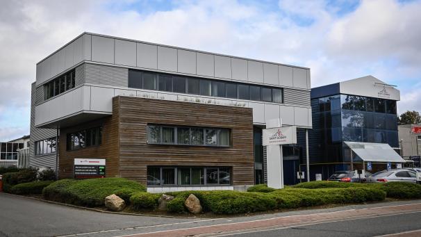 <p>Ein Blick von außen auf die Niederlassung von Saint-Gobain in Eupen.</p>