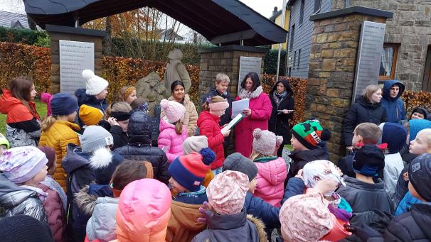 <p>Die Bütgenbacher Schulkinder kamen am Kriegerdenkmal neben der Kirche zusammen.</p>