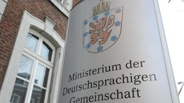 <p>Am 1. Oktober 1990 hatte der damalige RDG ein Dekret verabschiedet, das den Festtag, das Wappen und die Fahne der Deutschsprachigen Gemeinschaft einführte. In Silber ein roter Löwe begleitet von neun blauen Fünfblättern, von einer Königskrone überhöht – so sieht das Wappen aus.</p>