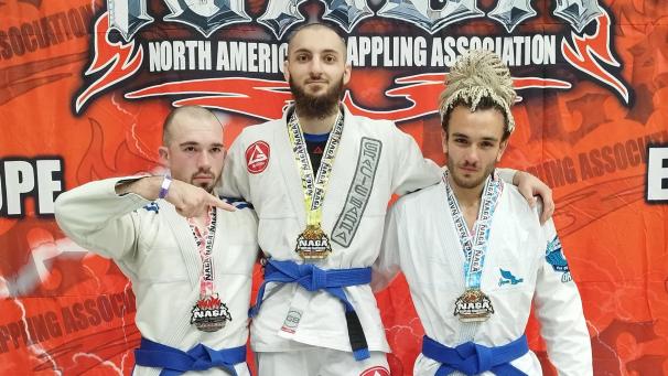 <p>Der im Finale unterlegene Jérome Koch zeigt es an: Djakhar Gamboulatov (Mitte) ist die Nummer eins im Gi-Wettkampf der Blaugurte bis 65 Kilogramm.</p>