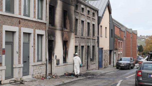 <p>Ein Blick von außen auf die ausgebrannte Immobilie in Huy</p>