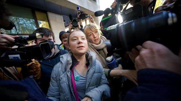 <p>Umringt von Kameras traf die Schwedin am Mittwochmorgen vor dem Londoner Westminster Magistrates Court ein.</p>