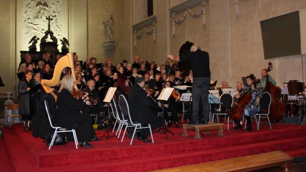 <p>Der Chor „Les Baladins“ aus Stavelot und das Ensemble „Ellipse“ traten zugunsten der beiden Vereinigungen auf.</p>