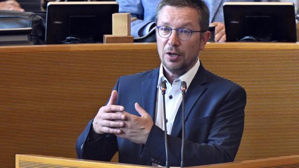 <p>François Desquesnes, Fraktionsvorsitzender von Les Engagés im wallonischen Parlament, erhofft sich von einem Sonderausschuss mehr Klarheit in der PFAS-Affäre.</p>