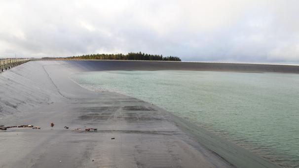 <p>Die Dämme des zweiten Oberbeckens wurden um 2,09 Meter erhöht. Die Fläche ist asphaltiert, weil ein eventuelles Leck zu einer Katastrophe führen könnte.</p>