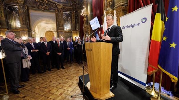 <p>Aufmerksam lauschen Jan Jambon, Isabelle Weykmans, Didier Reynders, Willy Borsus und Charles Servaty (v.l.) den Worten von Oliver Paasch.</p>