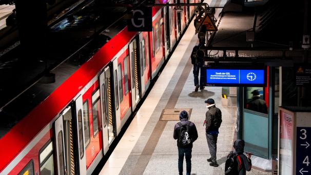 <p>Nur wenige Reisende sind während eines Warnstreiks bei der Bahn im Hamburger Hauptbahnhof am Gleis der S-Bahn unterwegs.</p>
