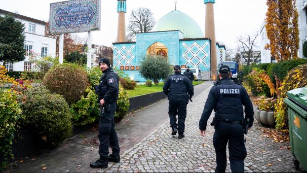 <p>Einsatzkräfte der Polizei stehen während einer Razzia beim islamischen Zentrum Hamburg vor der Imam Ali Moschee (Blaue Moschee) an der Außenalster.</p>