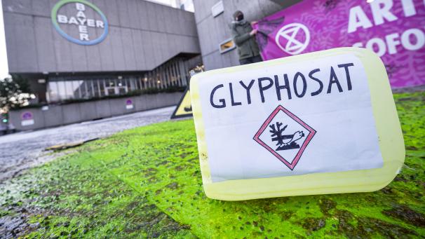 <p>Ein Plastikcontainer mit der Aufschrift „Glyphosat“ steht bei einer Protestaktion vor dem Eingang des Chemiekonzerns Bayer.</p>