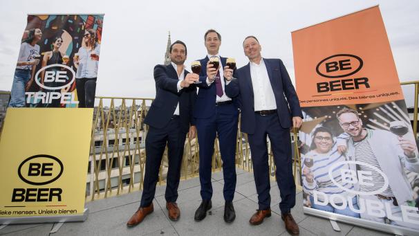 <p>Gemeinsam mit dem Direktoren der belgischen Brauer, Krishan Maudgal (l.), und dem Geschäftsführer von Flanderns Agrar-Marketing-Büro VLAM Filip Fontaine (r.), probierte Premierminister Alexander de Croo auch selbst von dem belgischen Nationalgetränk.</p>