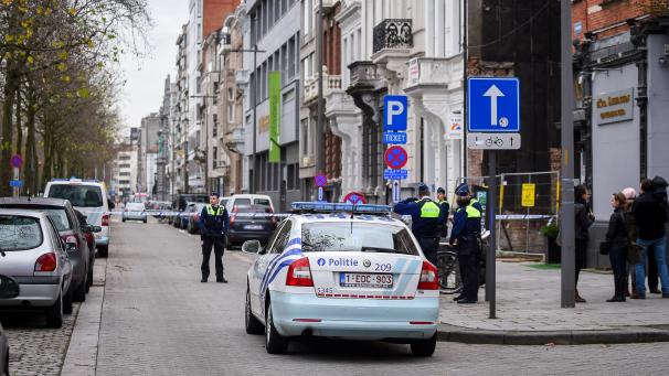 <p>Polizeibeamte sichern einen Tatort in der Hafenstadt Antwerpen.</p>