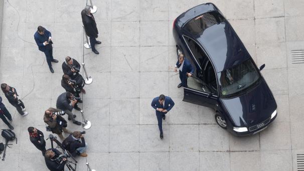 <p>Pedro Sánchez auf dem Weg ins spanischeAbgeordnetenhaus.</p>