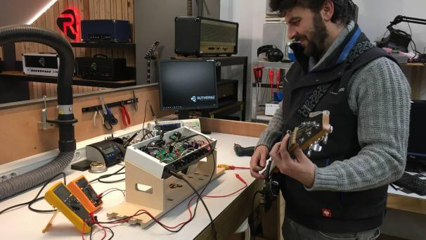 <p>Geoffray Herbrand war begeistert von seinen Freunden, die in Bands spielen. Daraufhin hat er sich an den Bau von Gitarrenverstärkern gegeben.</p>