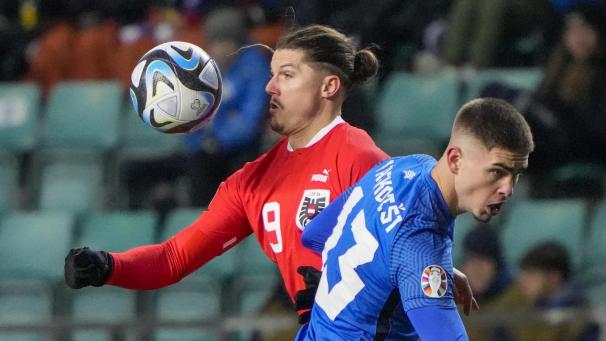 <p>Marcel Sabitzer (l) aus Österreich und Maksim Paskotsi aus Estland in Aktion</p>