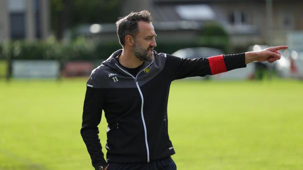 <p>Raeren-Eynattens Trainer Eric Vandebon</p>