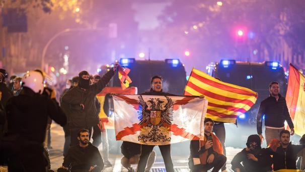 <p>Teilnehmer einer Demonstration gegen die Amnestie stoßen vor dem Hauptquartier der Spanische Sozialistische Arbeiterpartei (Partido Socialista Obrero Español - PSOE) in Ferraz mit der Polizei zusammen.</p>