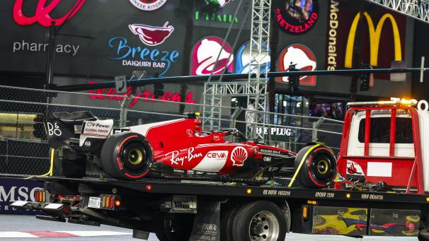 <p>Nach der Fahrt über ein defektes Abflussrohr ist der Ferrari von Carlos Sainz hinüber, das erste freie Training in Las Vegas wurde abgebrochen.</p>