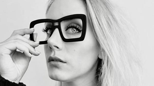 <p>Anne Vanaken hat eine ganz besondere Brille desgint.</p>