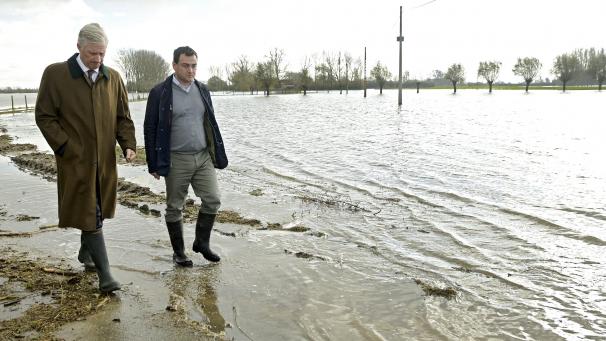 <p>König Philippe schaute sich am Freitag die überfluteten Regionen in Westflandern aus der Nähe an.</p>