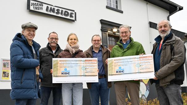 <p>Glückliche Gesichter: Emily Genius (Viertelhaus Cardijn), Dieter Scheiff und Werner Kalff (Jugendheim Inside) und Marc Bontemps, Manfred Baumsteiger und Alain Brock freuen sich über die stolze Spendensumme.</p>