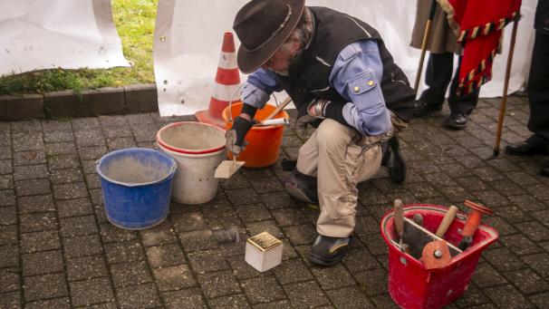 <p>Gunter Demnig verlegt den Stolperstein für den Hergenrather Widerständler Hermann Schmetz.</p>