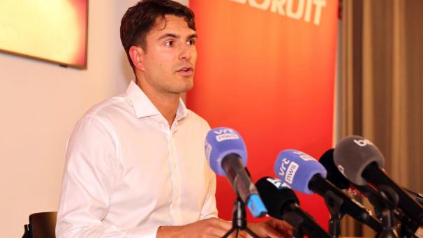 <p>Am Freitagabend gab Conner Rousseau bekannt, dass er mit sofortiger Wirkung den Vorsitz seiner Partei Vooruit abgibt.</p>