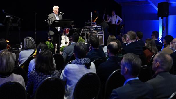 <p>Parlamentspräsident Charles Servaty rückte die Errungenschaften der DG ins rechte Licht.</p>