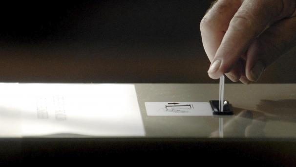 <p>Elektronische Wahl in Belgien: Wahlkarte und Urne</p>