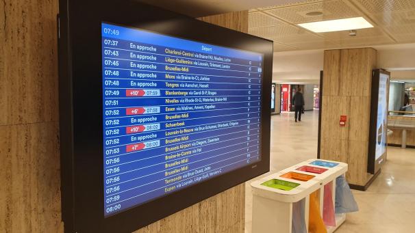<p>So präsentieren sich die neuendigitalen Anzeigetafeln der SNCB.</p>