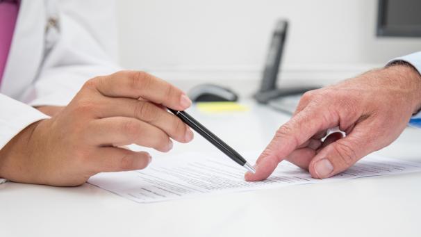 <p>Ergibteine Laboranalyse erhöhte Cholesterinwerte im Blut, sollte man das mit einem Arzt odereiner Ärztin besprechen.</p>