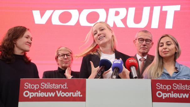 <p>Melissa Depraetere (Bildmitte) wurde am Samstag auf einer Pressekonferenz als neue Vooruit-Chefin vorgestellt.</p>