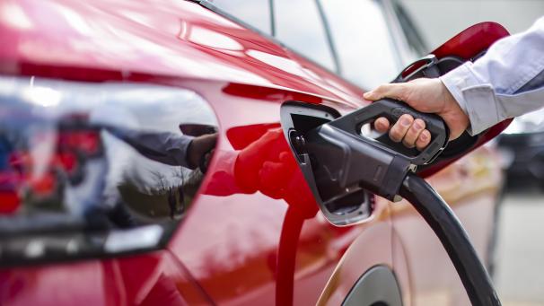 <p>Ein Mann steckt einen ID.5 GTX an die Ladesäule auf dem Werksgelände von Volkswagen in Zwickau.</p>