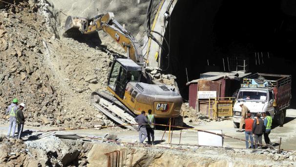 <p>Die Bohrarbeiten zur Rettung von etwa 40 Arbeitern in einem eingestürzten Autobahntunnel im Norden Indiens sind vorübergehend unterbrochen worden.</p>