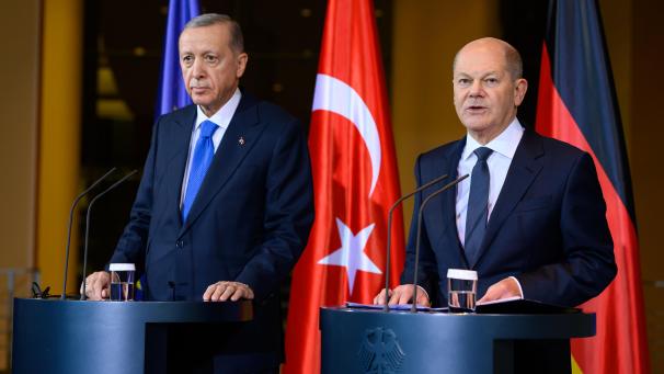 <p>Olaf Scholz und Recep Tayyip Erdogan äußern sich bei einer Pressekonferenz vor ihrem Gespräch und einem Abendessen im Bundeskanzleramt.</p>