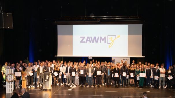 <p>Zum Abschluss stellten sich alle Diplom- und Preisträger zum Gruppenfoto auf der Bühne des St.Vither Kulturzentrums Triangel auf.</p>