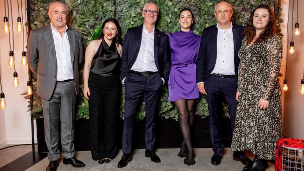 <p>Familienangelegenheit: Die Firmeninhaber Alain (links) und Yves Faymonville (rechts) freuen sich gemeinsam mit ihren Töchtern Lisa, Anne und Hanna, Alexander Fickers als neuen CEO der Faymonville Gruppe in ihrer Mitte willkommen zu heißen.</p>