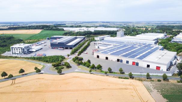 <p>Innerhalb von 20 Jahren hat sich Faymonville Engineering Luxembourg (FEL) in Lentzweiler zum Hauptsitz der Faymonville-Gruppe entwickelt: Rechts erkennt man das Werk FEL I, links der Straße FEL II (2016) und den neuen Verwaltungskomplex FEL III (ganz links).</p>