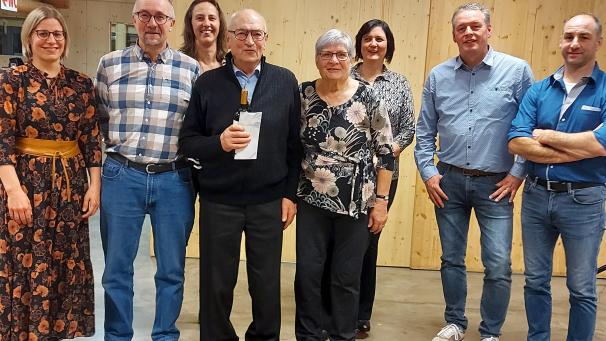 <p>Hubert Noel, zusammen mit seiner Frau Hilde Langer und dem Vorstand des Kirchenchors, singt seit 70 Jahren aktiv im Chor.</p>