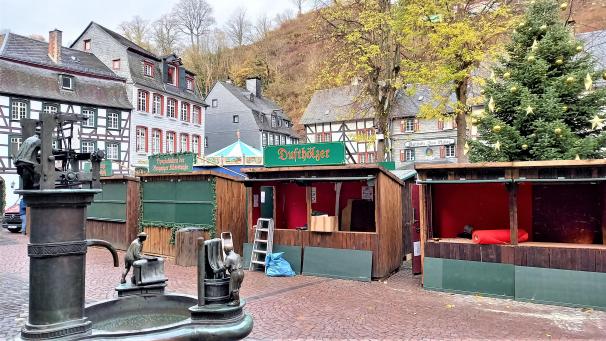 <p>Die Buden stehen schon bereit, die letzten Vorbereitungen laufen.</p>