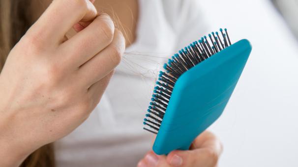 <p>Es gibt ihn wirklich, den saisonalen Haarausfall.</p>