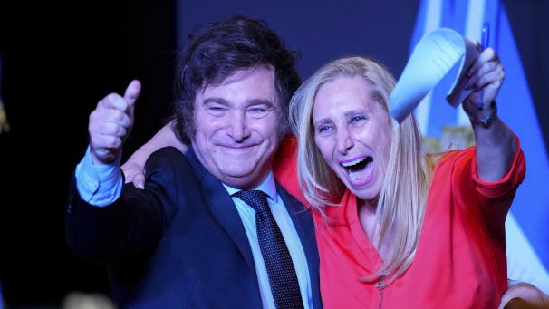 <p>Javier Milei feiert mit seiner Schwester Karina Milei während seiner Siegesrede nach dem Sieg bei der Stichwahl.</p>