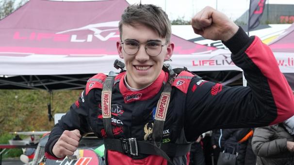 <p>Tom Heindrichs jubelt nach dem Titelgewinn in Mettet.</p>