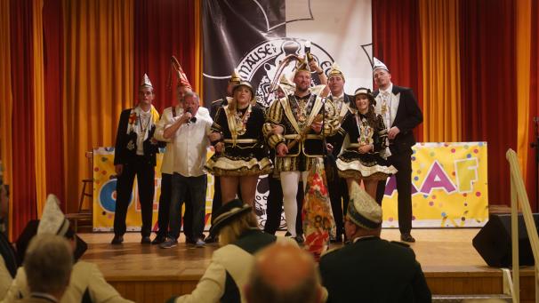 <p>Die Micky-Mäuse ließen Prinz Marco I. (Demonthy) mit seinen Pagen Anouk und Gina nochmals hochleben.</p>