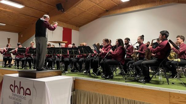 <p>Das sbbe bot zum Jahreskonzert ein schwungvolles Programm. Vor allem „Granada“ und „Tom Jones in Concert“ schienen es dem Publikum angetan zu haben.</p>