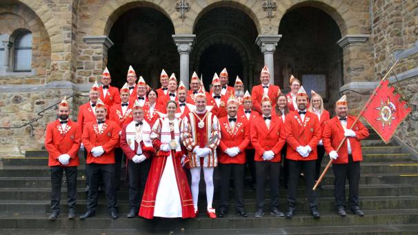 <p>Heute ist die KKG Rot-Weiß aus dem karnevalistischen Treiben der Gemeinde Bütgenbach nicht mehr wegzudenken. In ihrer Mitte befindet sich das diesjährige Prinzenpaar Markus und Michelle.</p>