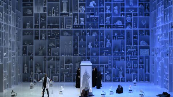 <p>Stefano Poda schuf für „Les Contes d'Hoffmann“ ein beeindruckendes Kuriositätenkabinett als Einheitsbühnenbild.</p>