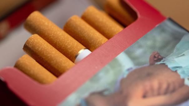 <p>Der junge Mann soll die Gruppe mit einer Waffe bedroht haben. Seine Forderung: Zigaretten.</p>